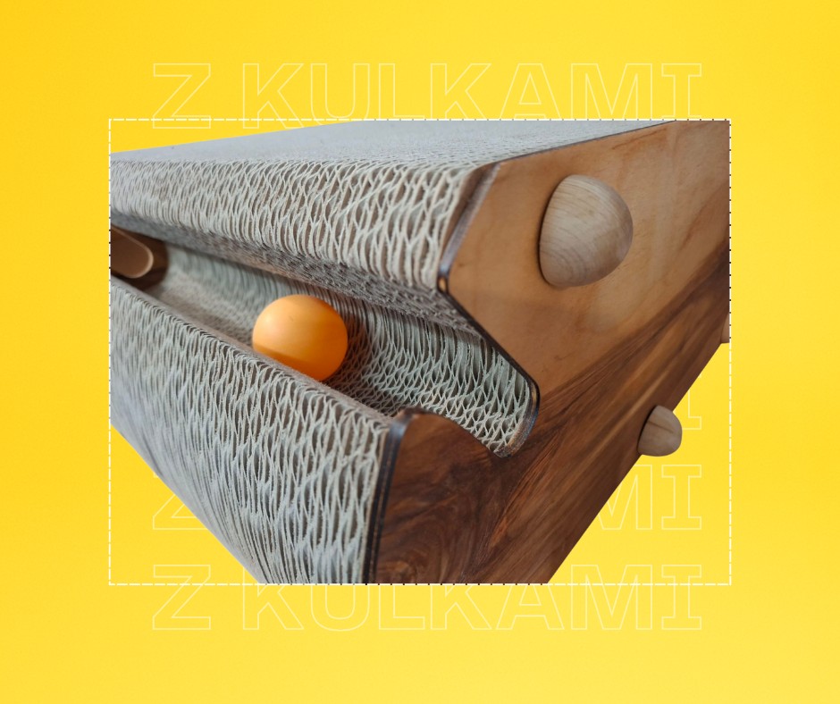 Drapak kartonowy z kulkami aktywizujący Coolkuldrap kolor drewniany